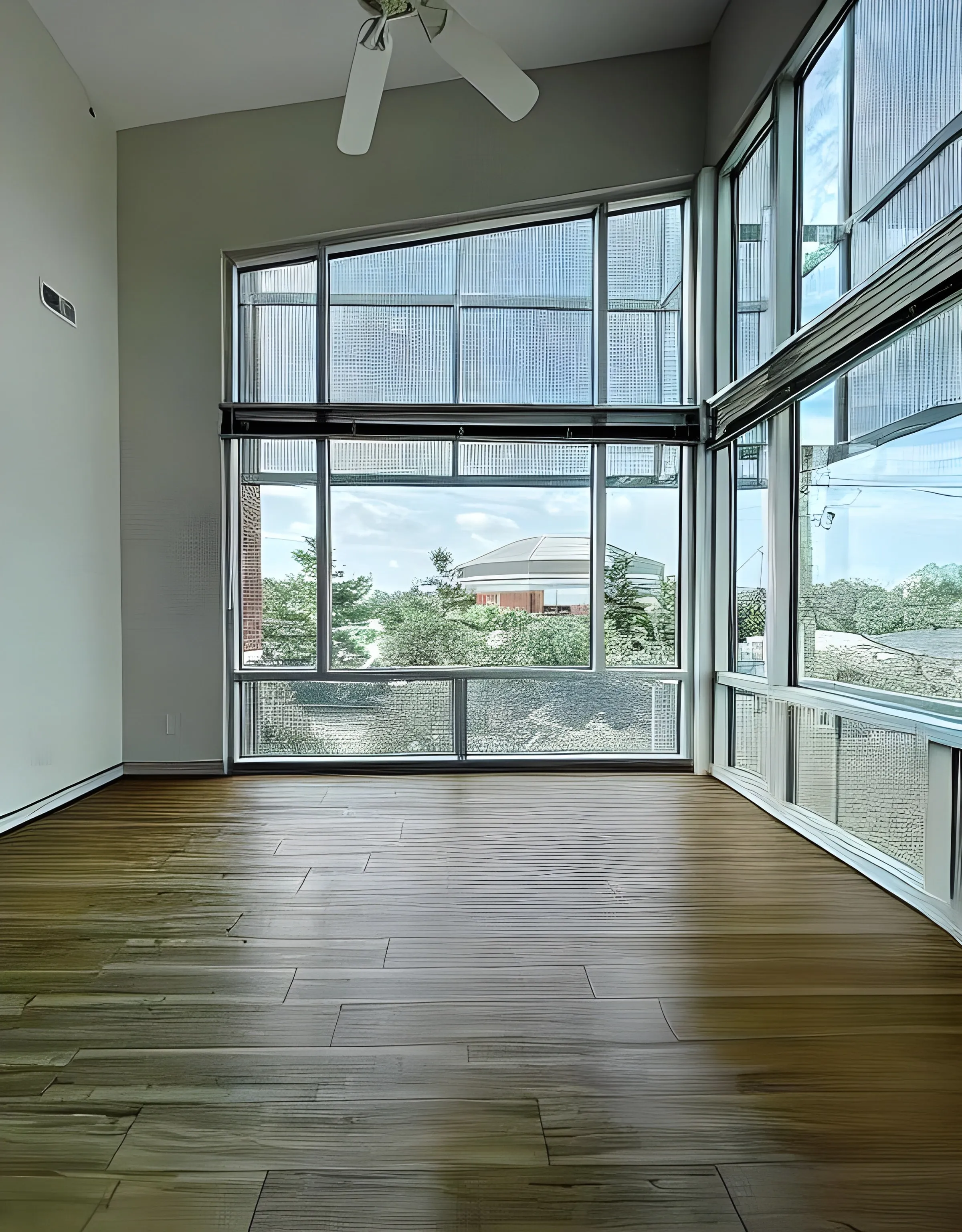 Two-story corner windows in an unfurnished top-floor apartment
